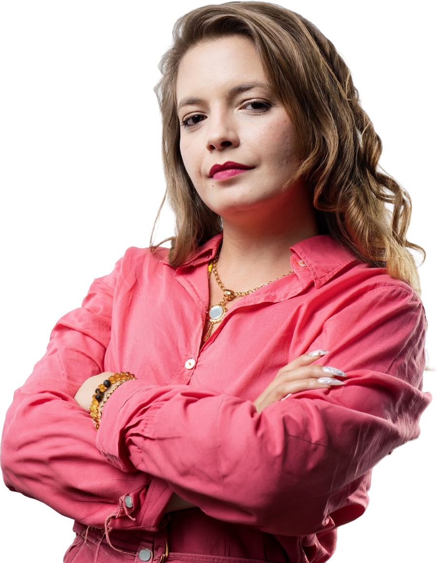 Carolina Simon de braços cruzados