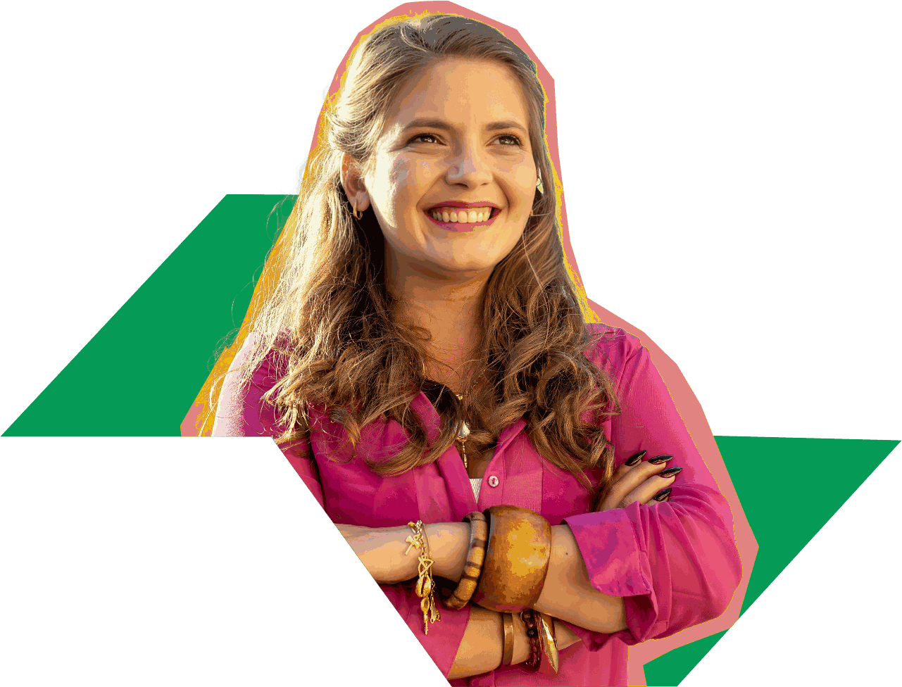 Carol Simon sorrindo, de braços cruzados