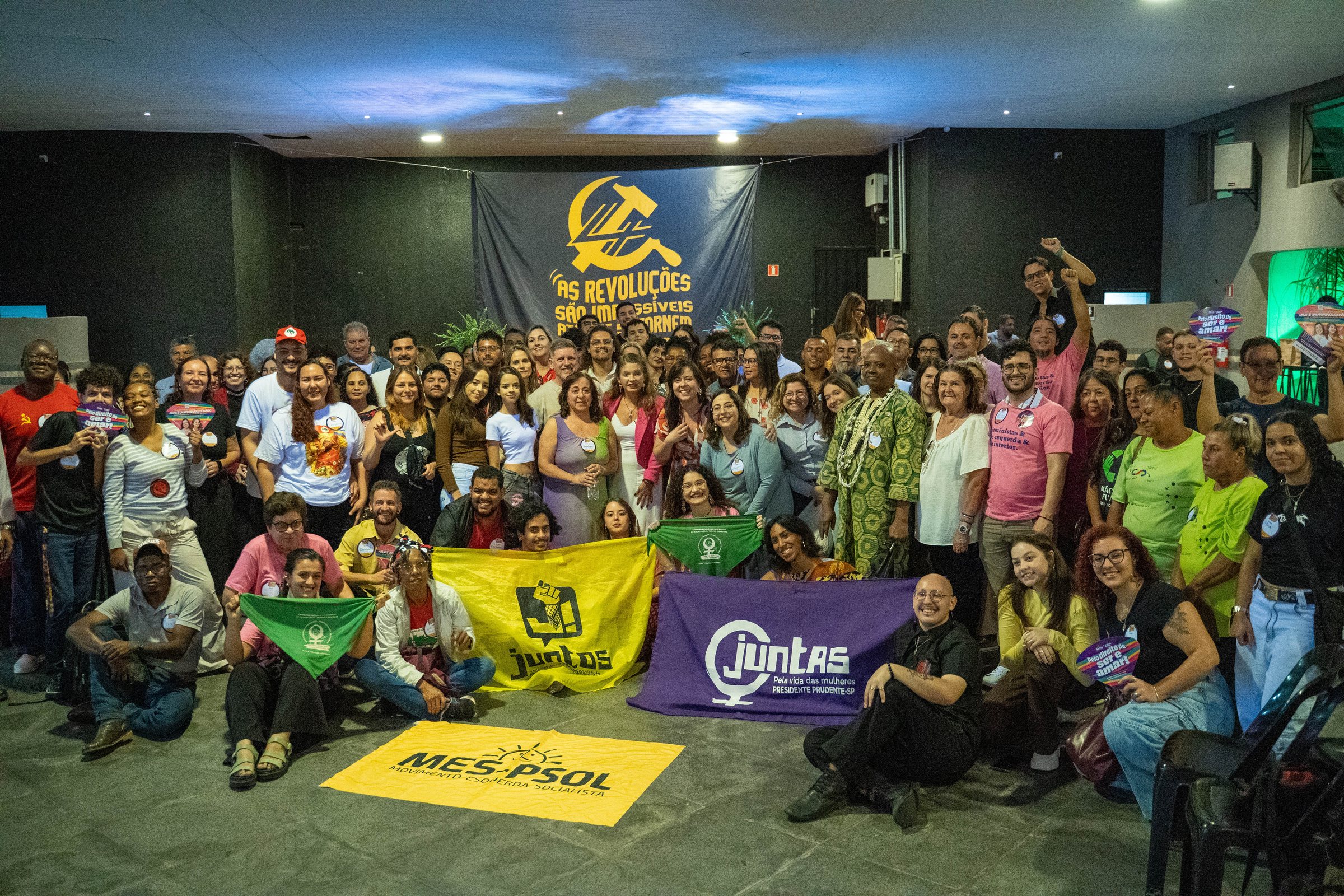 Militantes e apoiadores reunidos em plenária da campanha